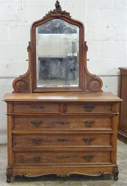 Commode psyché ouvrant à cinq tiroirs. 
Style...