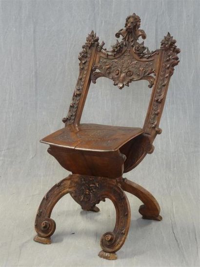 Chaise pliante en bois sculpté de style ...