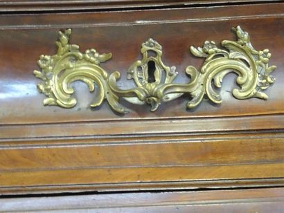 Commode tombeau en acajou ouvant à quatre...