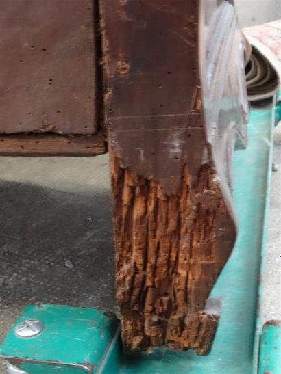 Commode tombeau en acajou ouvant à quatre...