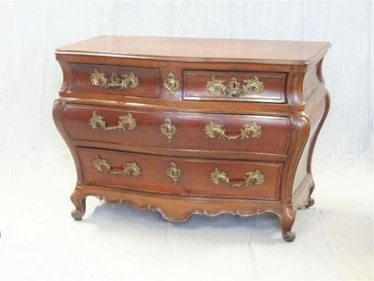 Commode tombeau en acajou ouvant à quatre...