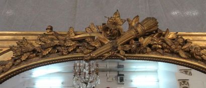 Grand miroir en bois et stuc doré , fronton...