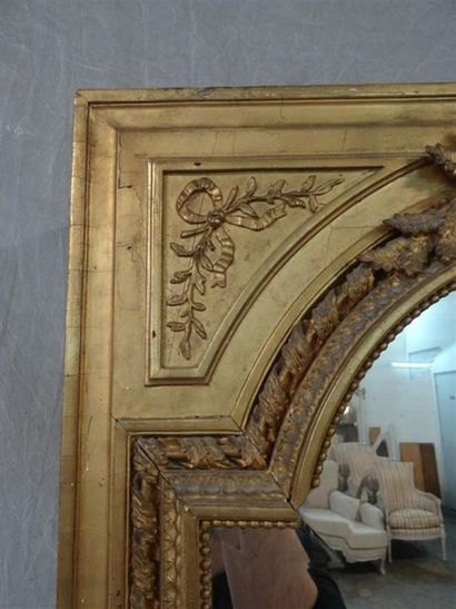 Grand miroir en bois et stuc doré , fronton...