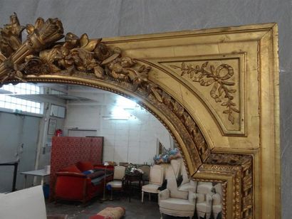 Grand miroir en bois et stuc doré , fronton...