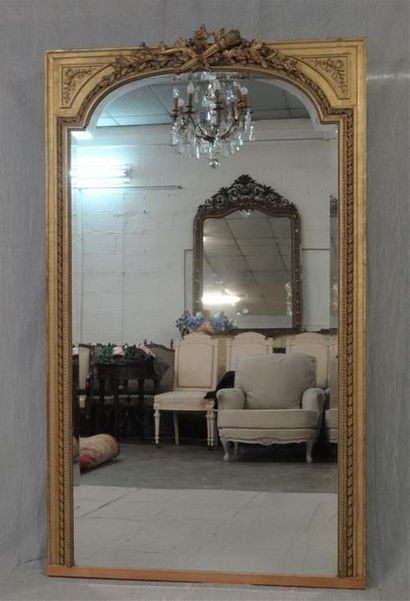 Grand miroir en bois et stuc doré , fronton...