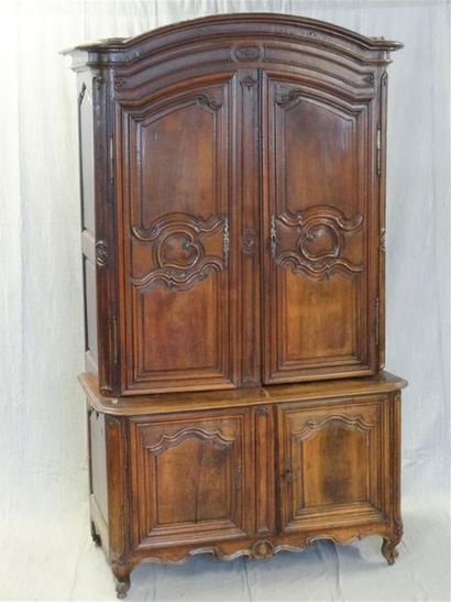 Buffet deux corps en noyer sculpté mouluré,...