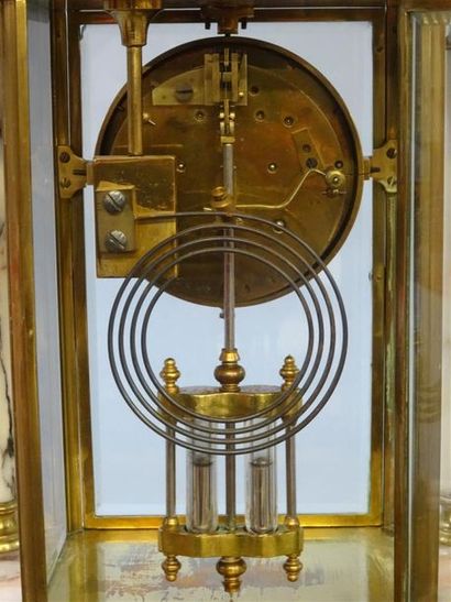 Pendule portique à quatre colonnes en marbre,...
