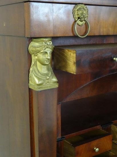 Secrétaire en acajou à cariatides reposant...