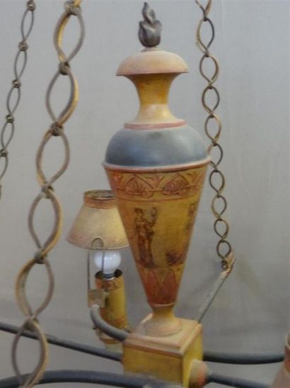 Lustre en tôle peinte à décor néoclassique...
