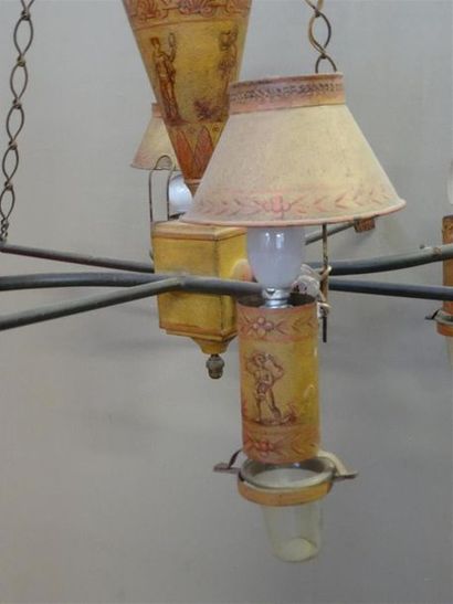 Lustre en tôle peinte à décor néoclassique...