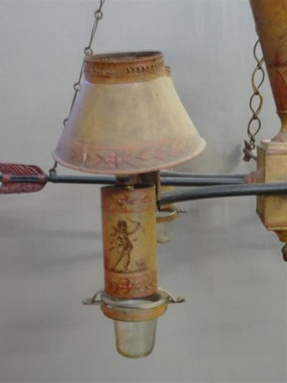 Lustre en tôle peinte à décor néoclassique...