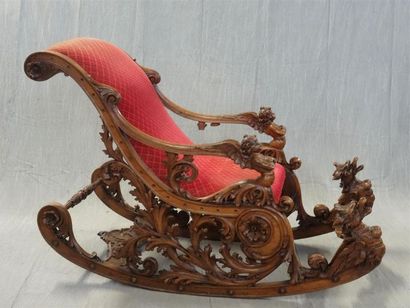 Traineau ou fauteuil à bascule en noyer richement...