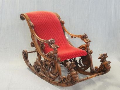 Traineau ou fauteuil à bascule en noyer richement...