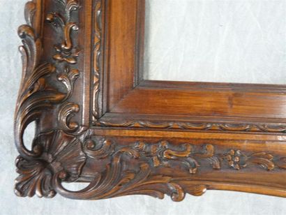 Cadre en bois fruitier sculpté 
Style Louis...