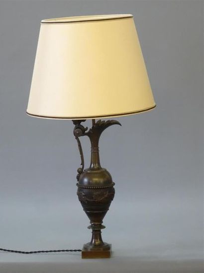 Paire d' aiguières neoclassiques en bronze...