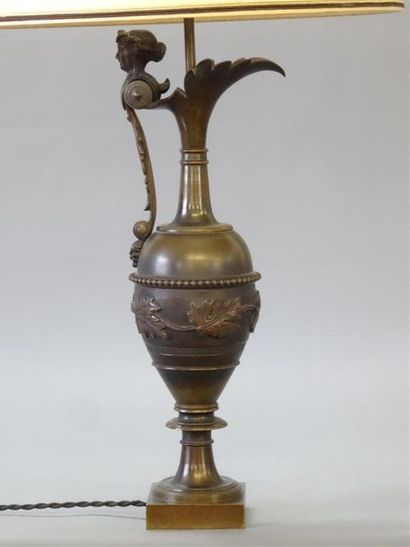 Paire d' aiguières neoclassiques en bronze...