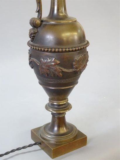 Paire d' aiguières neoclassiques en bronze...