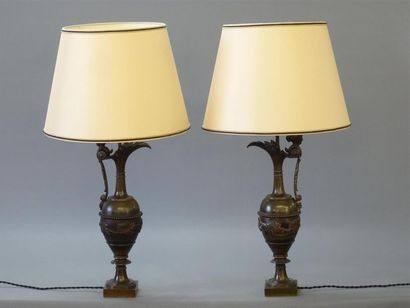 Paire d' aiguières neoclassiques en bronze...
