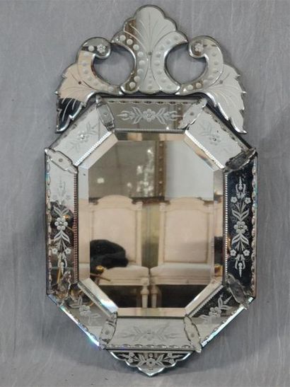 Miroir de Venise à fronton 
XIXe siècle
100...