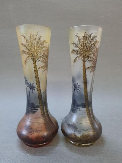 MICHEL à Nancy: Paire de vases en verre peint...