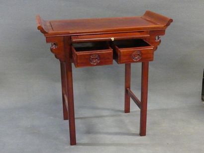 Console en bois de rose vernis, ouvrant à...
