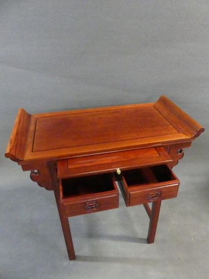 Console en bois de rose vernis, ouvrant à...
