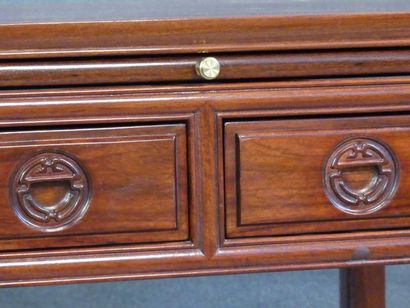 Console en bois de rose vernis, ouvrant à...
