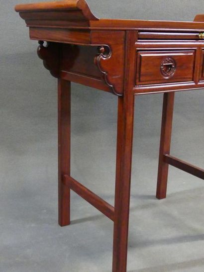 Console en bois de rose vernis, ouvrant à...