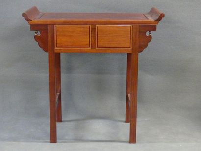 Console en bois de rose vernis, ouvrant à...