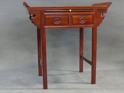 Console en bois de rose vernis, ouvrant à...