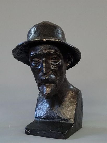 Man with a hat. 
Sculpture in patinated plaster....