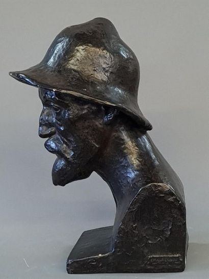 Man with a hat. 
Sculpture in patinated plaster....