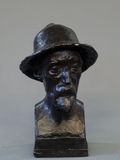 Man with a hat. 
Sculpture in patinated plaster....