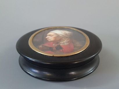 Miniature sur ivoire fin XIX°: femme au bonnet,...