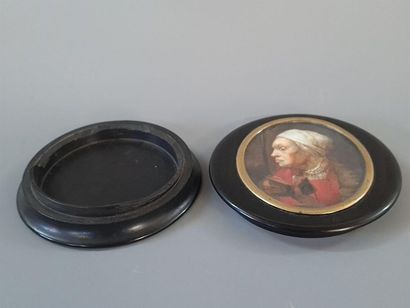 Miniature sur ivoire fin XIX°: femme au bonnet,...