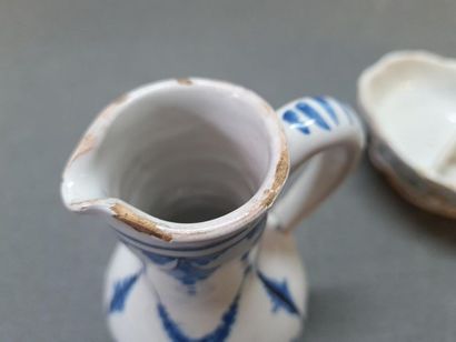 Nevers XVIIIe Paire de burettes et nécessaire...