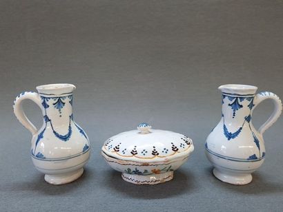 Nevers XVIIIe Paire de burettes et nécessaire...