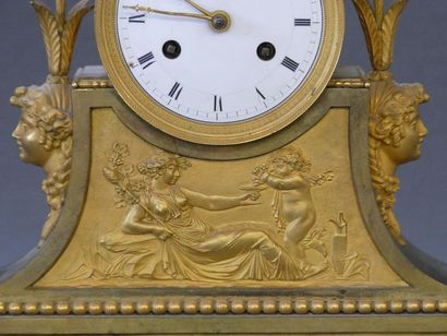 Pendule en bronze doré à décor de pampres...