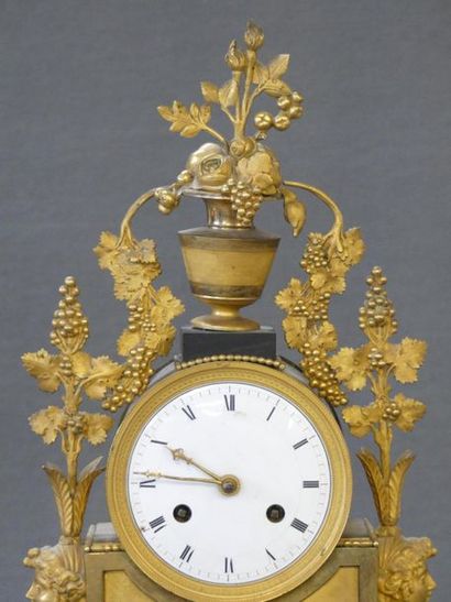 Pendule en bronze doré à décor de pampres...