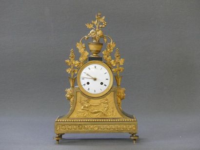 Pendule en bronze doré à décor de pampres...