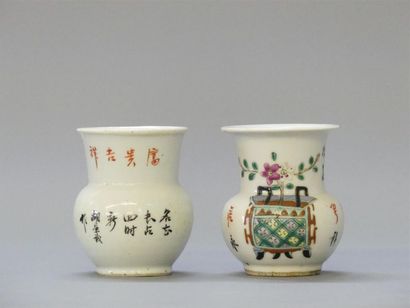 Deux vases en porcelaine de Chine à décor...