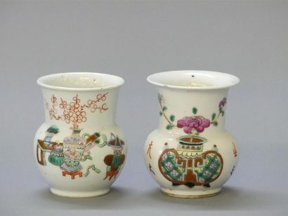 Deux vases en porcelaine de Chine à décor...