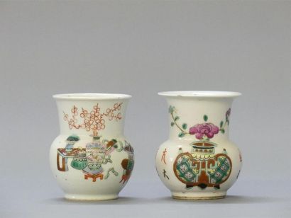 Deux vases en porcelaine de Chine à décor...