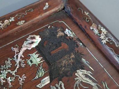 Deux plateaux en bois exotique avec incrustations...