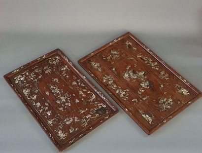 Deux plateaux en bois exotique avec incrustations...