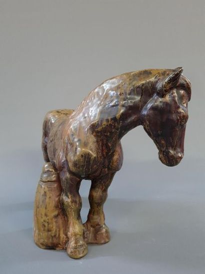 Sculpture en grès émaillé brun figurant un...