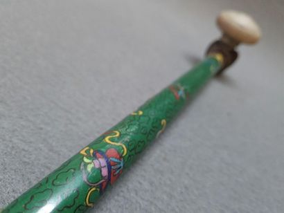 Pipe à opium asiatique en émaux cloisonnés.
Début...