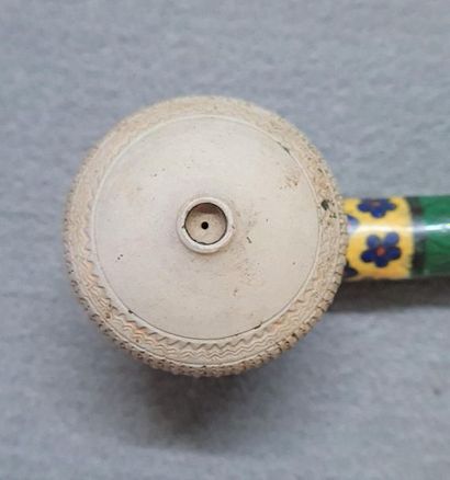 Pipe à opium asiatique en émaux cloisonnés.
Début...