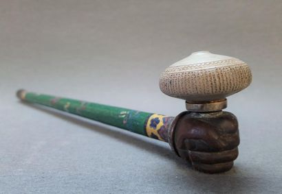 Pipe à opium asiatique en émaux cloisonnés.
Début...