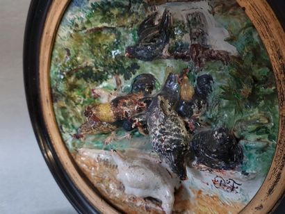 Bas-relief en faïence : Les Poules
Barbotine...